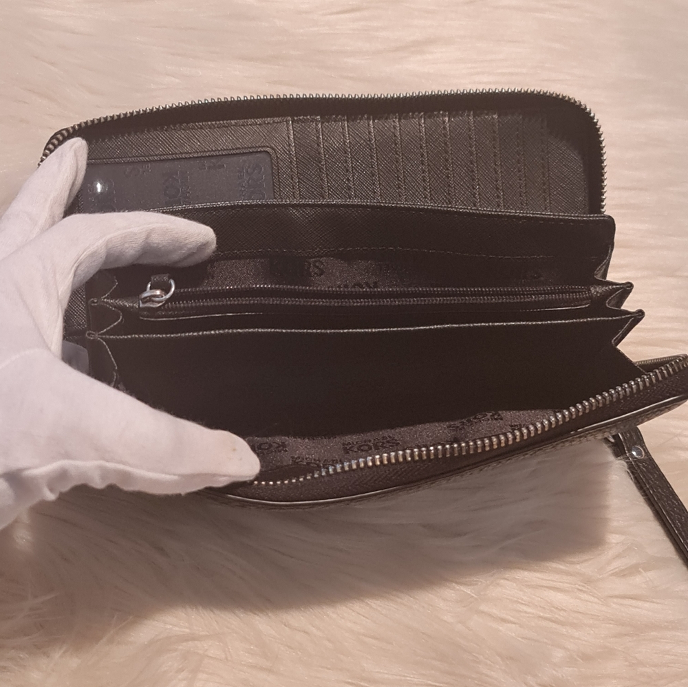 Michael Kors Jet Set Continental Travel Clutch - Picture 4 of 5
